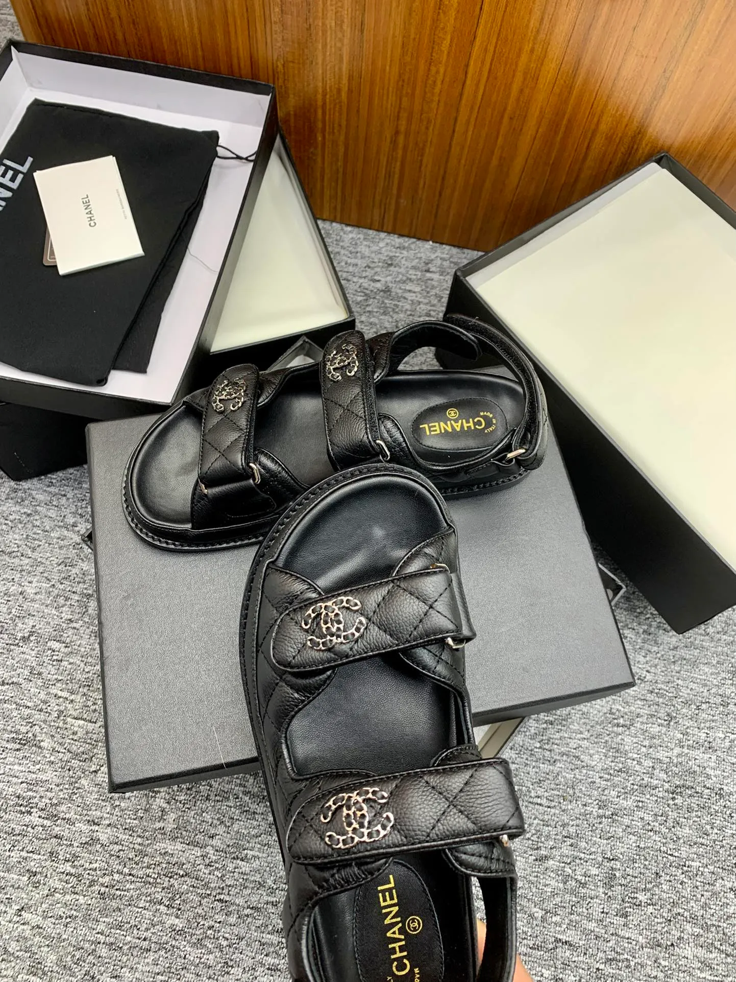 👟👟Ex-factory price 480👟👟 👑Crown👑Top purchasing version✈️ CHANEL Xiaoxiang 2022 spring and summer latest season double C Velcro casual sandals! Summer beach sandals 🏖️! A sandal that is super comfortable on your feet! A must-have classic! ✊Adhere to the original 1:1 mold customization! Feel free to compare! Give you a genuine foot feel! The first choice for high-end customers to purchase ❤️ [Material] 👑 Fabric: Original customized pebbled cowhide/satin buckle 👑 Lining: Original imported water-dyed sheepskin 👑 Outsole: Original open-molded genuine leather outsole [Number of yards] 35-41 (⚠️34/41 needs to be customized, non-refundable and non-exchangeable) [Packaging] 🎁Configured with original packaging